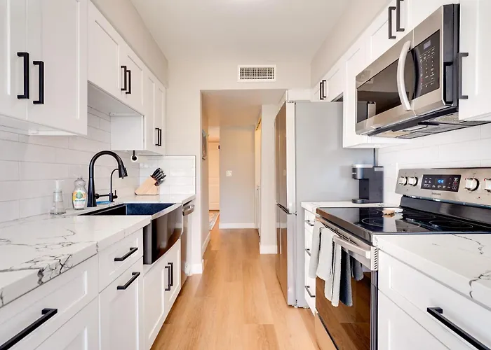 8 Mi To Airport: W/ Pool Access Holiday home