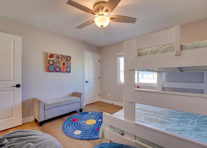 Holiday home 8 Mi To Airport: W/ Pool Access *