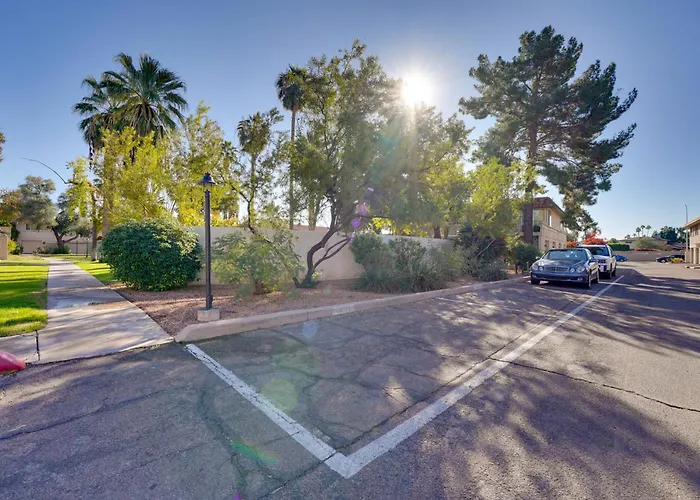 8 Mi To Airport: W/ Pool Access Holiday home